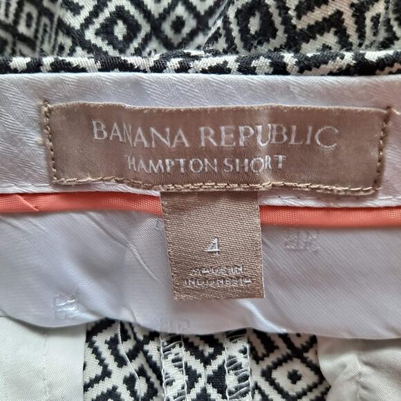 Banana Republic Hampton Shorts Womens Size 4 Black White Maze Geometric Abstract - Picture 8 of 11